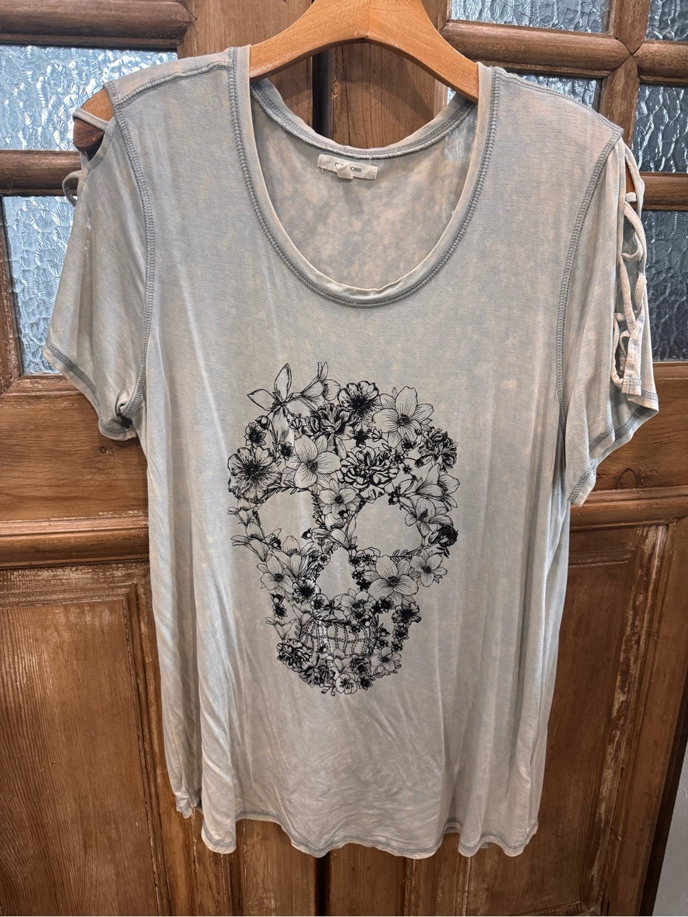 Maurices Light Gray Floral Skull Short Sleeve Tee